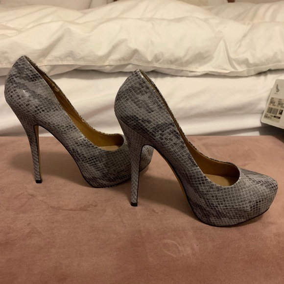 Snake print heels size 6 with matching clutch - Picture 4 of 13